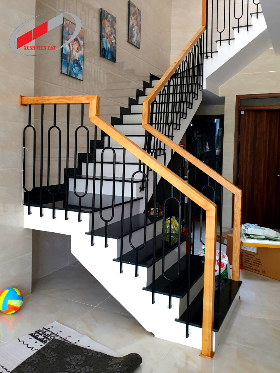Lan can cầu thang: Lan can cầu thang không chỉ là một sản phẩm cần thiết mà còn là một điểm nhấn tạo nên phong cách và nét độc đáo cho ngôi nhà của bạn. Hãy thưởng thức những ảnh về lan can cầu thang đẹp, tinh xảo và được thiết kế độc quyền để trang trí cho ngôi nhà của bạn.